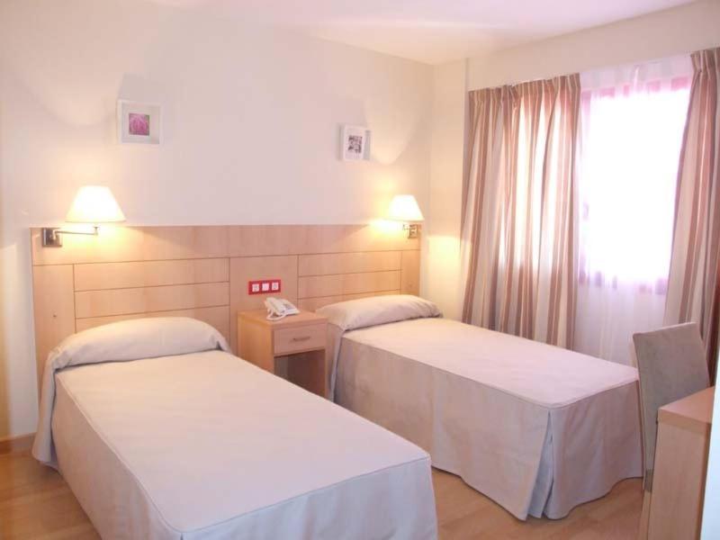 Hotel Villa De Zaragoza Casetas Room photo